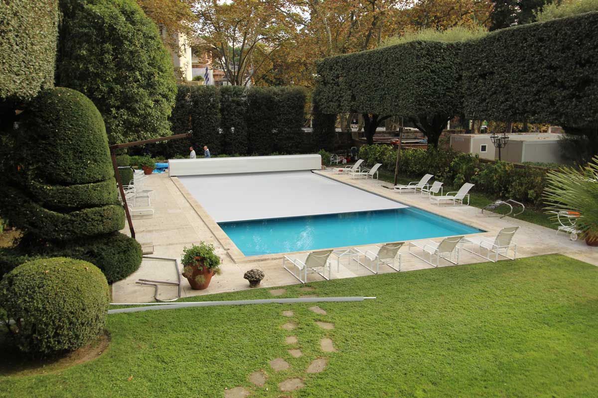Copertura tapparella automatica con panchina per piscina