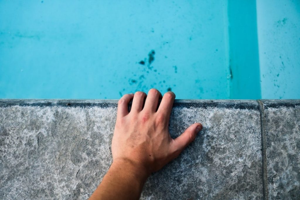togliere-melma-fondo-piscina