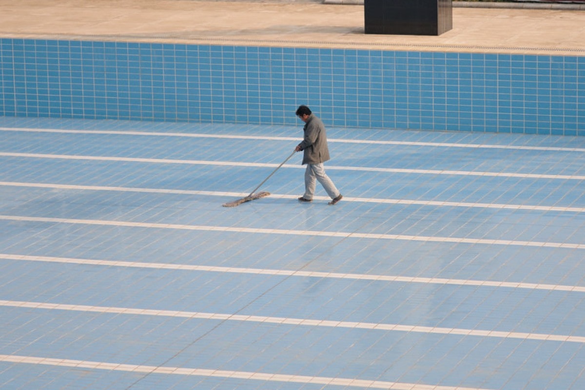 Comment enlever le sable au fond de la piscine?